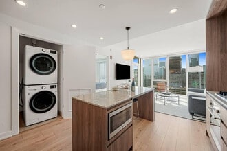 369 W Grand Ave in Chicago, IL - Building Photo - Building Photo