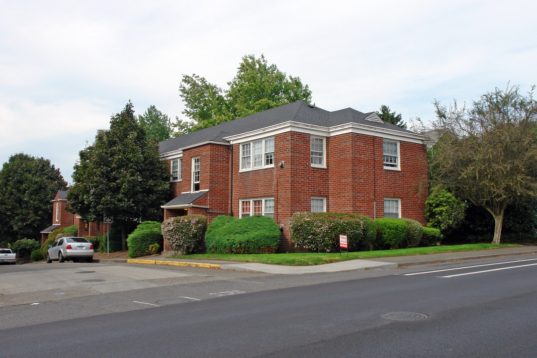 Sandy Crest Terrace Apartments in Portland, OR - Building Photo