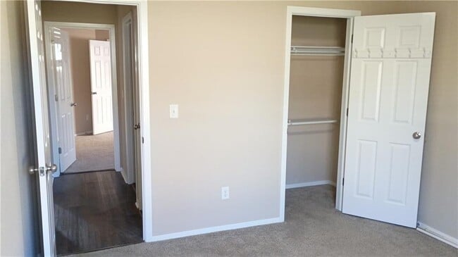 905 SW Loudon Dr in Bentonville, AR - Foto de edificio - Building Photo