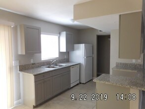 5235 Golden Ln in Las Vegas, NV - Building Photo - Building Photo