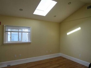 208 Holland St, Unit 2 in Somerville, MA - Foto de edificio - Building Photo