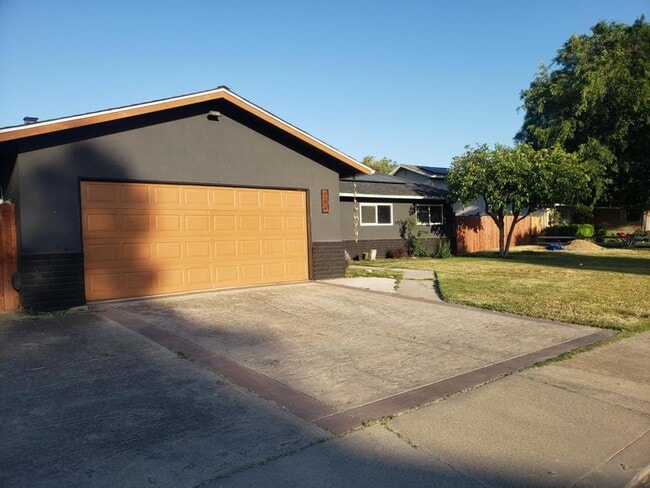 704 R St in Newman, CA - Foto de edificio - Building Photo