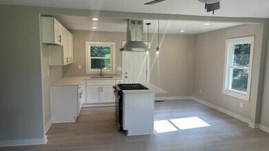 2071 W Flat Shoals Ter in Decatur, GA - Foto de edificio - Building Photo