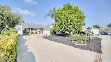 1545 N Monterey Ave in Ontario, CA - Foto de edificio - Building Photo