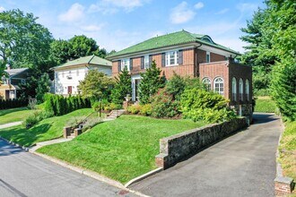 16 Lyons Pl in Larchmont, NY - Building Photo - Building Photo