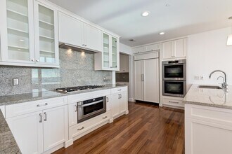 1 W Century Dr in Los Angeles, CA - Foto de edificio - Building Photo