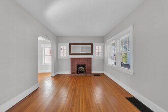 5302 Globe Ave in Cincinnati, OH - Building Photo - Building Photo