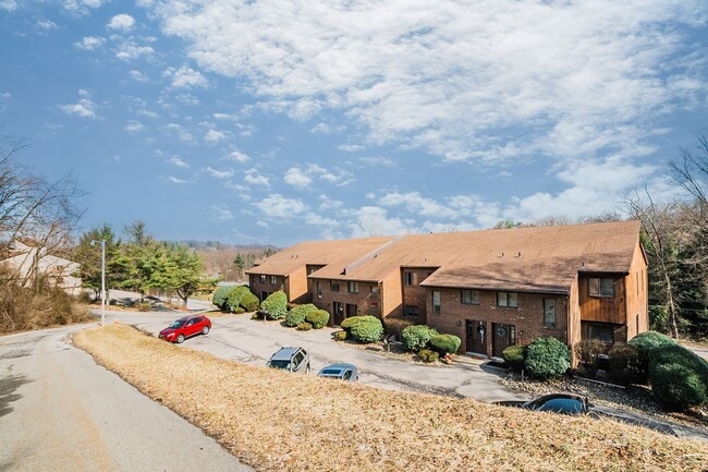 Noble Vista Apartments & Townhomes in Greensburg, PA - Building Photo - Building Photo