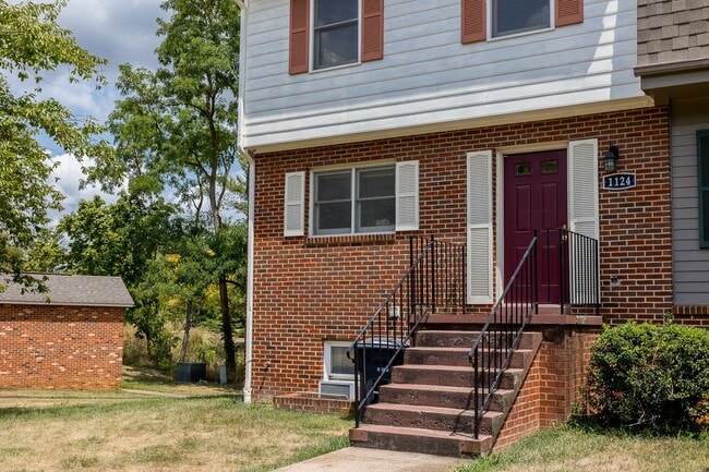 1124 Mountain View Dr in Harrisonburg, VA - Building Photo - Building Photo