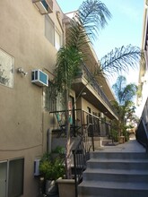 1345 N Orange Dr, Unit 9 in Los Angeles, CA - Foto de edificio - Building Photo