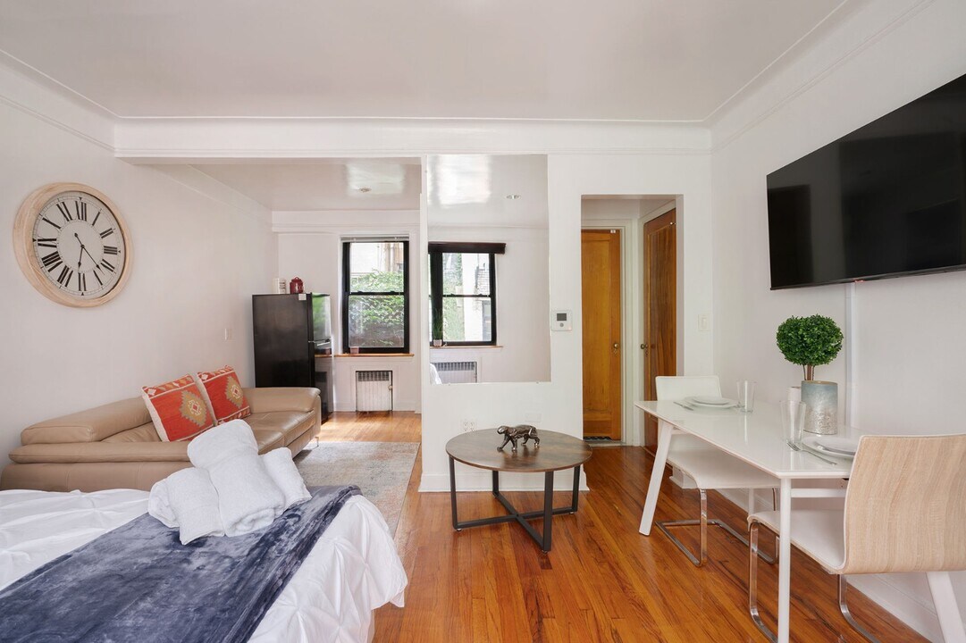 210 W 17th St in New York, NY - Building Photo