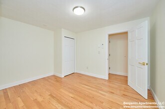 5 Grove St, Unit 2 in Boston, MA - Foto de edificio - Building Photo