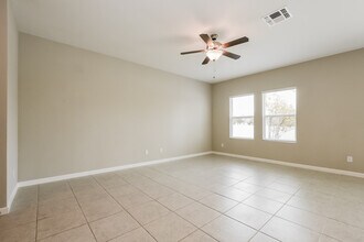 2721 Island Pond Dr in Deltona, FL - Foto de edificio - Building Photo