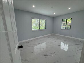 16440 NE 10th Ave in North Miami Beach, FL - Foto de edificio - Building Photo