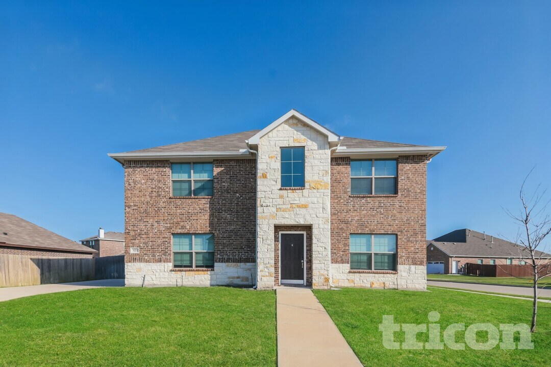523 Long Prairie Dr in Royse City, TX - Foto de edificio