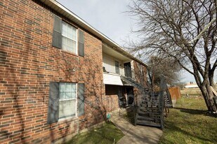 300 S Magnolia St in Crowley, TX - Building Photo