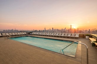 1 QPS in Long Island City, NY - Foto de edificio - Building Photo