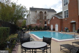 4862 Eisenhower Ave-Unit -366 in Alexandria, VA - Foto de edificio - Building Photo