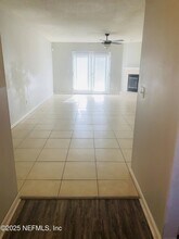 7630 Leafy Forest Way in Jacksonville, FL - Foto de edificio - Building Photo