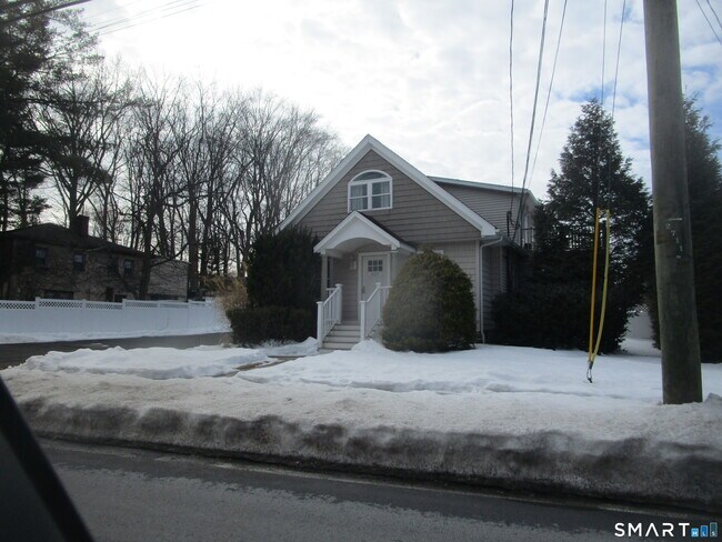 256 Seaside Ave in Milford, CT - Building Photo - Building Photo