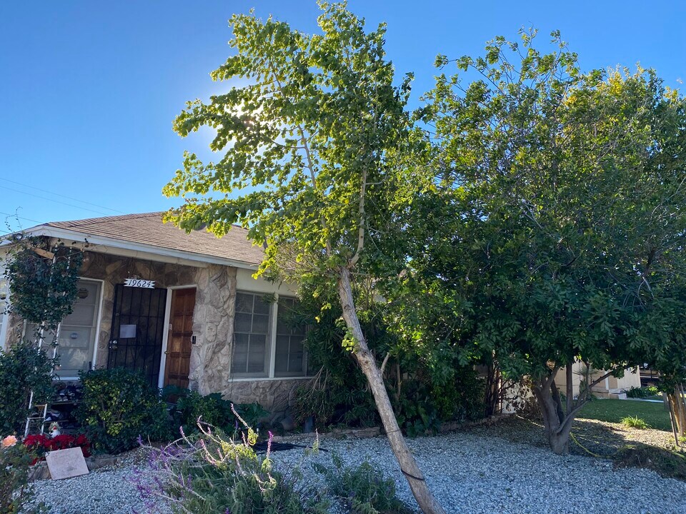 19624 Bassett St in Reseda, CA - Building Photo