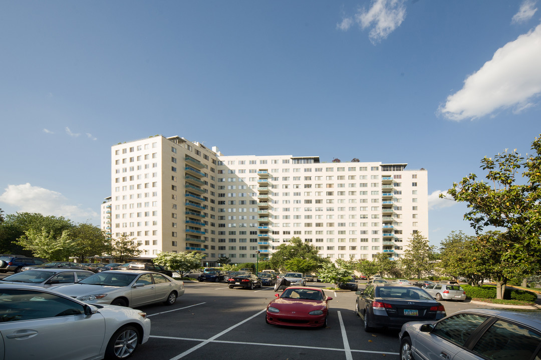 Grosvenor Park I in North Bethesda, MD - Building Photo