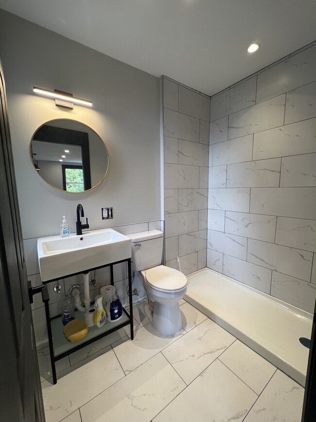 6085 Montgomery Rd, Unit 3 in Cincinnati, OH - Foto de edificio - Building Photo