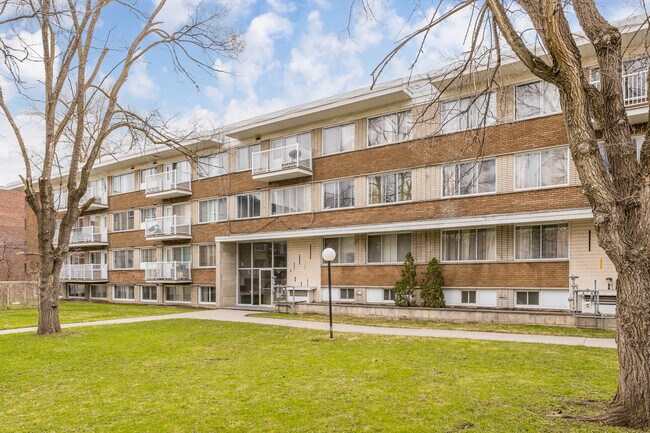 5332 Dudemaine Rue in Montréal, QC - Building Photo - Building Photo