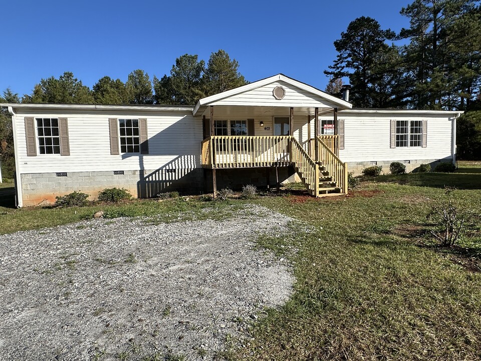 403 McCullough School Rd in Honea Path, SC - Building Photo