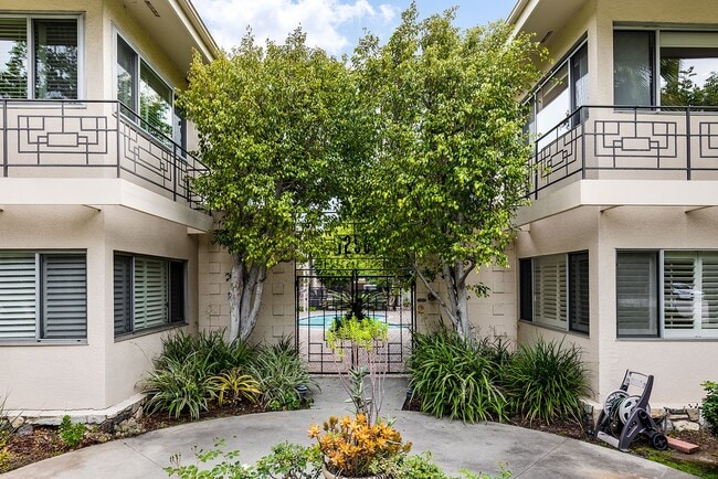 1250 S Orange Grove Blvd in Pasadena, CA - Building Photo - Building Photo
