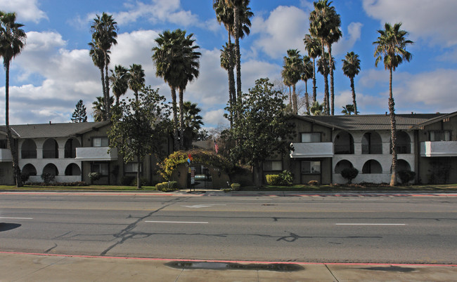 Barcelona Apartments in Visalia, CA - Foto de edificio - Building Photo