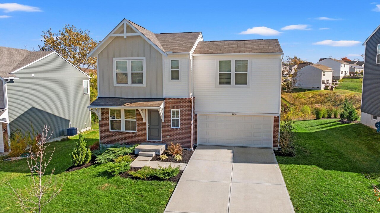 2236 Elias Boone Ct in Hebron, KY - Building Photo