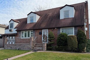 527 Cameron St in Elmont, NY - Building Photo