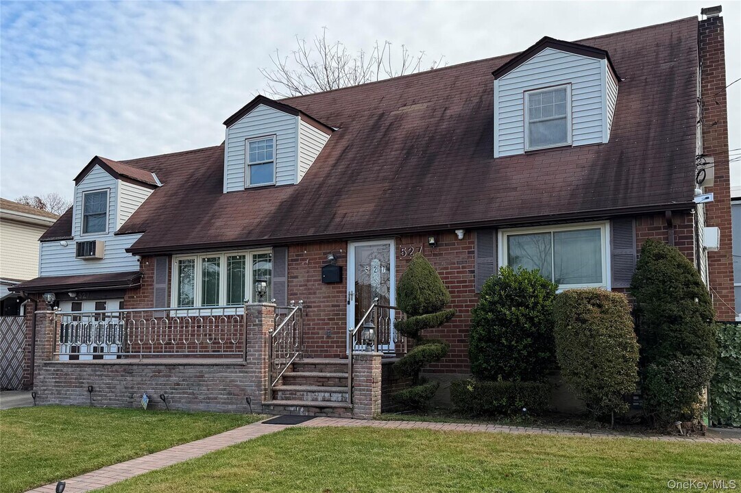 527 Cameron St in Elmont, NY - Building Photo