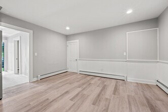 17 Locust St, Unit 17A in Manchester, CT - Building Photo - Building Photo