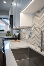2327 N Southport Ave, Unit 1 in Chicago, IL - Building Photo - Building Photo
