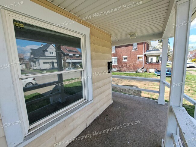 392 Cedar Ave in Sharon, PA - Building Photo - Building Photo