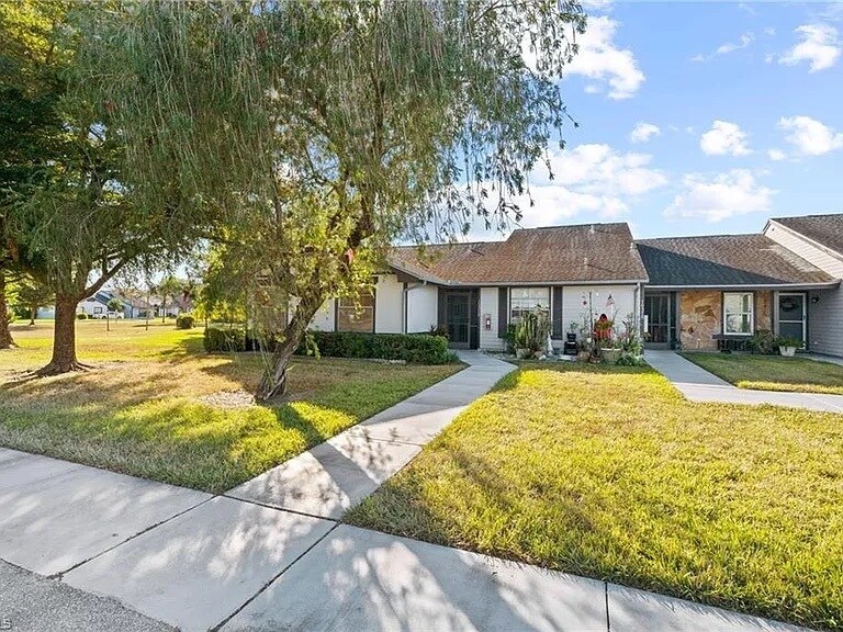 10578 Quincy Ct in Lehigh Acres, FL - Building Photo