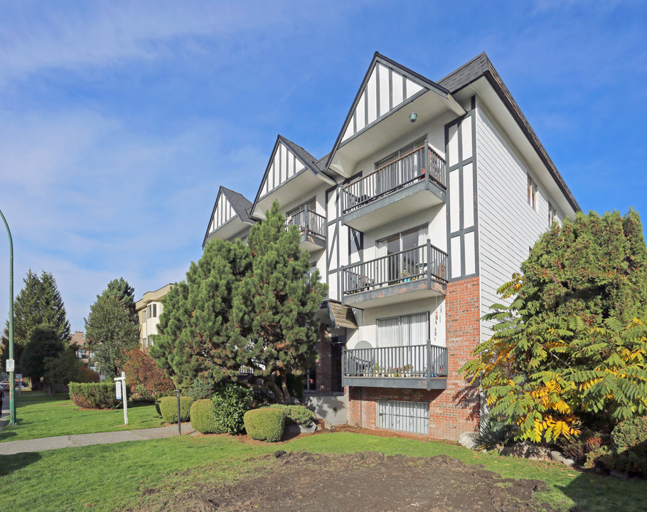 Lonsdale Manor in North Vancouver, BC - Building Photo