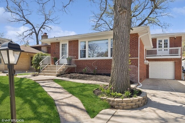 property at 910 Meadowcrest Rd