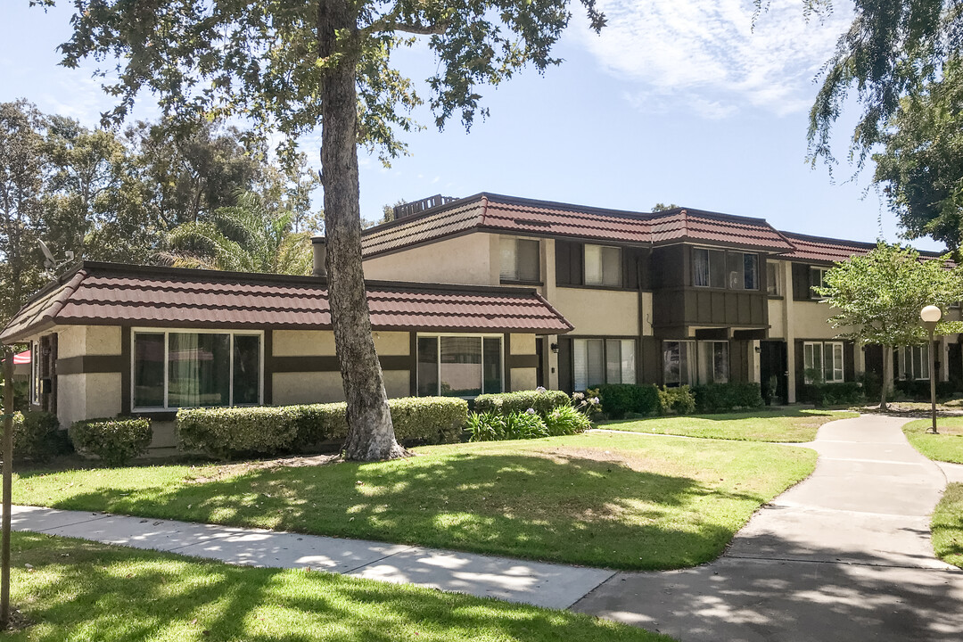 Parkdale HOA Condos in Anaheim, CA - Foto de edificio