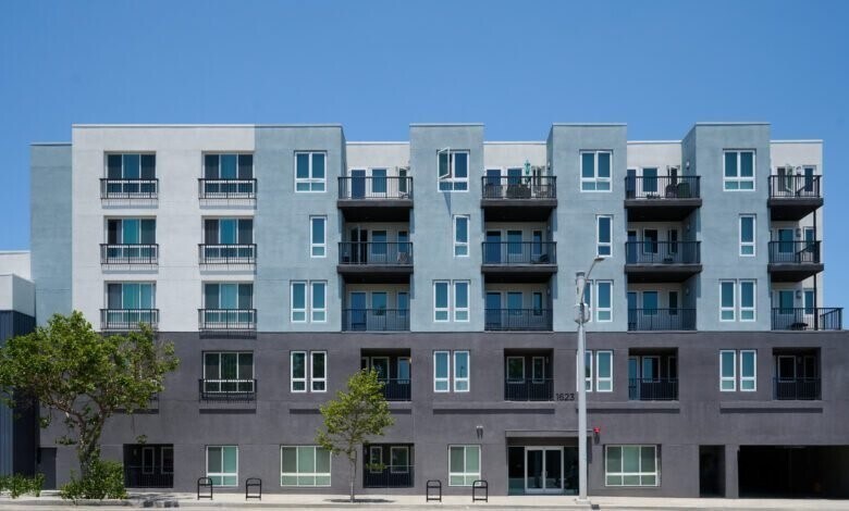 1623 W Manchester Ave in Los Angeles, CA - Building Photo