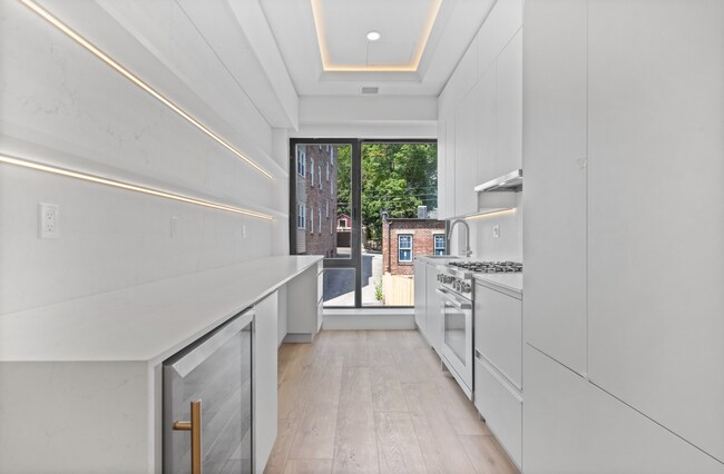 1580 Beacon St, Unit 300 in Brookline, MA - Building Photo - Building Photo