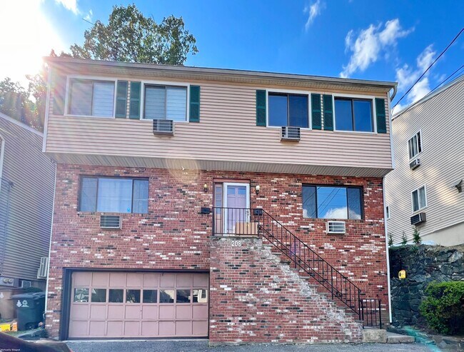 208 Hope St-Unit -2 in Stamford, CT - Building Photo - Building Photo