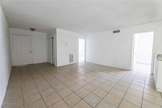 2913 Stewart Ave-Unit -1 in Las Vegas, NV - Building Photo - Building Photo