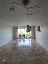 16850 S Glades Dr in North Miami Beach, FL - Foto de edificio - Building Photo
