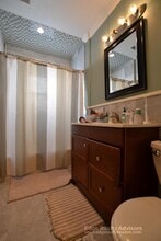 17 Bentley St, Unit 1 in Boston, MA - Foto de edificio - Building Photo