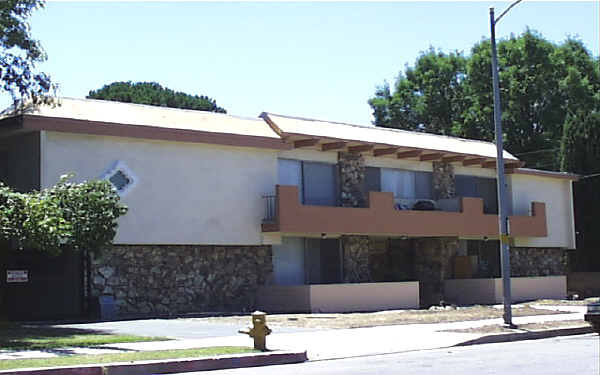 18560 Prairie St in Northridge, CA - Building Photo - Building Photo