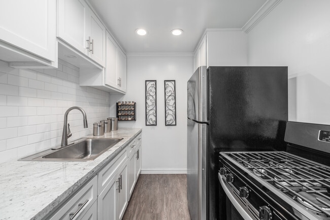 Village Apartments in Downey, CA - Foto de edificio - Interior Photo