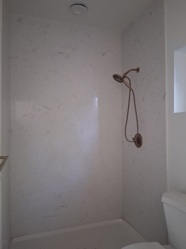 1071 Polk St, Unit B in Salinas, CA - Building Photo - Building Photo